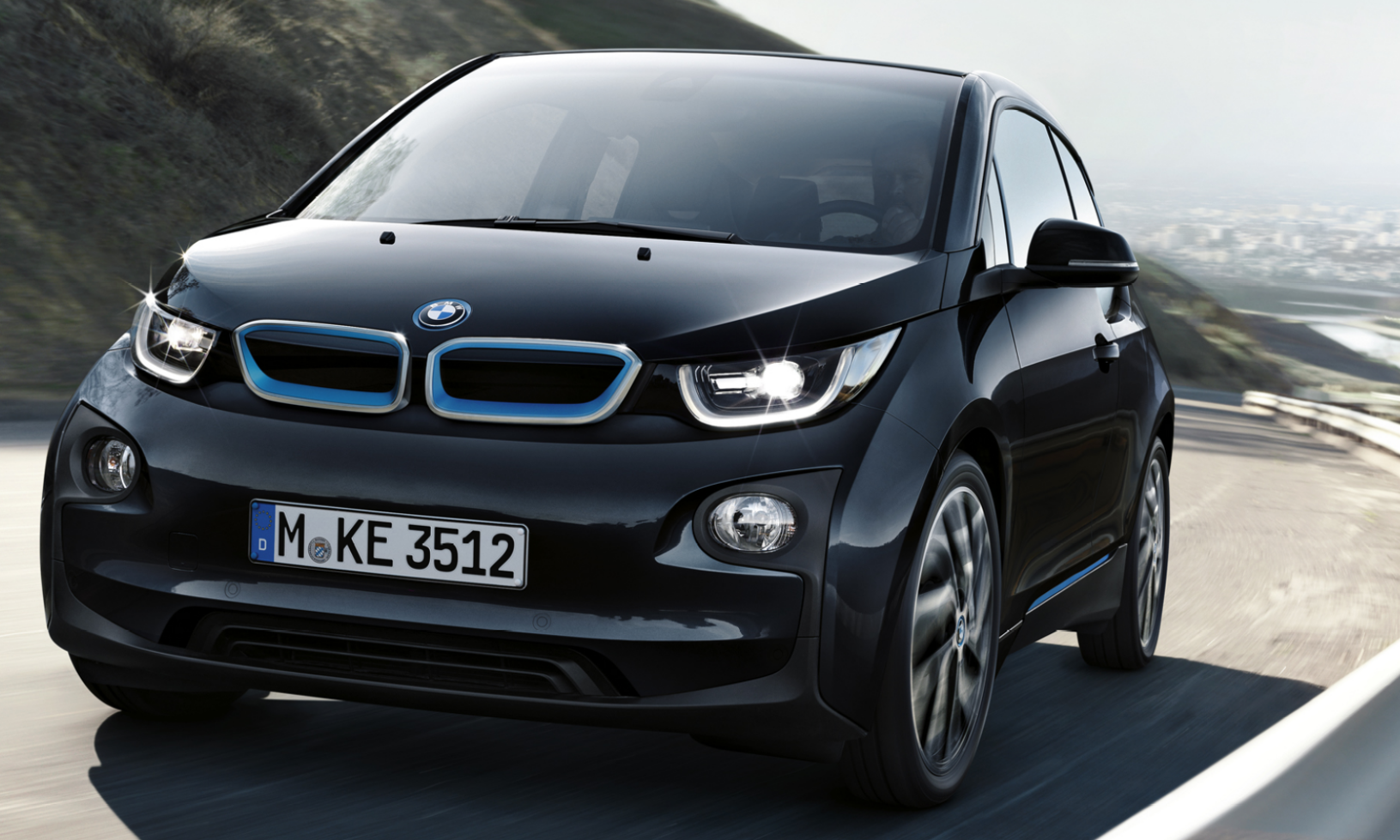 BMW I3 kör nerför en bergsväg. (AI text)