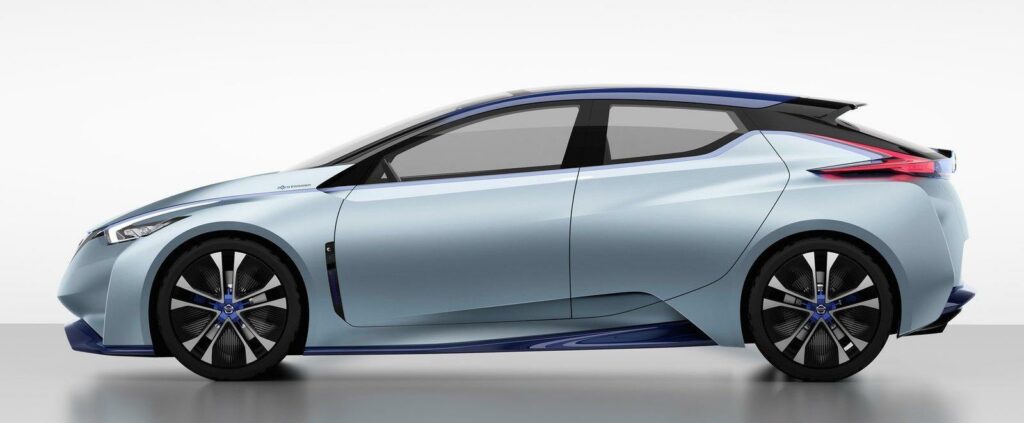 Konceptbilen Nissan IDS ger en smygvisning av nästa generation Leaf. Nissan ska dessutom släppa en elbil med en liten förbränningsmotor som laddar batteriet, enligt koncernchefen.