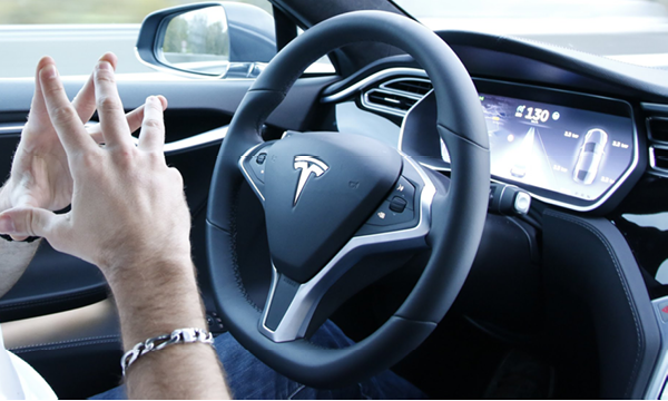 En man kör en Tesla Model S. (AI text)