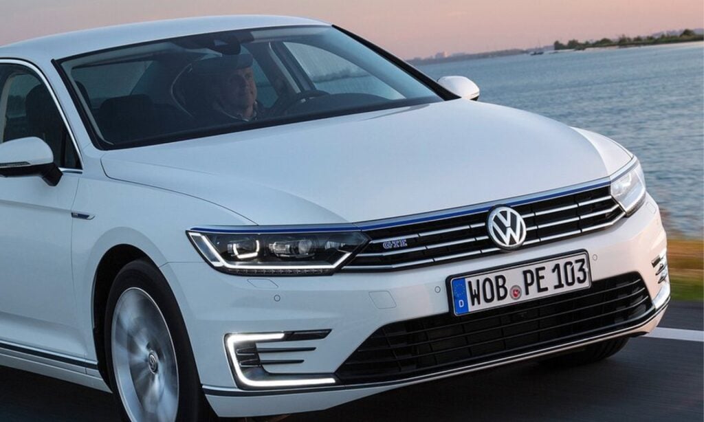 Volkswagen Passat kör nedför vägen. (AI text)