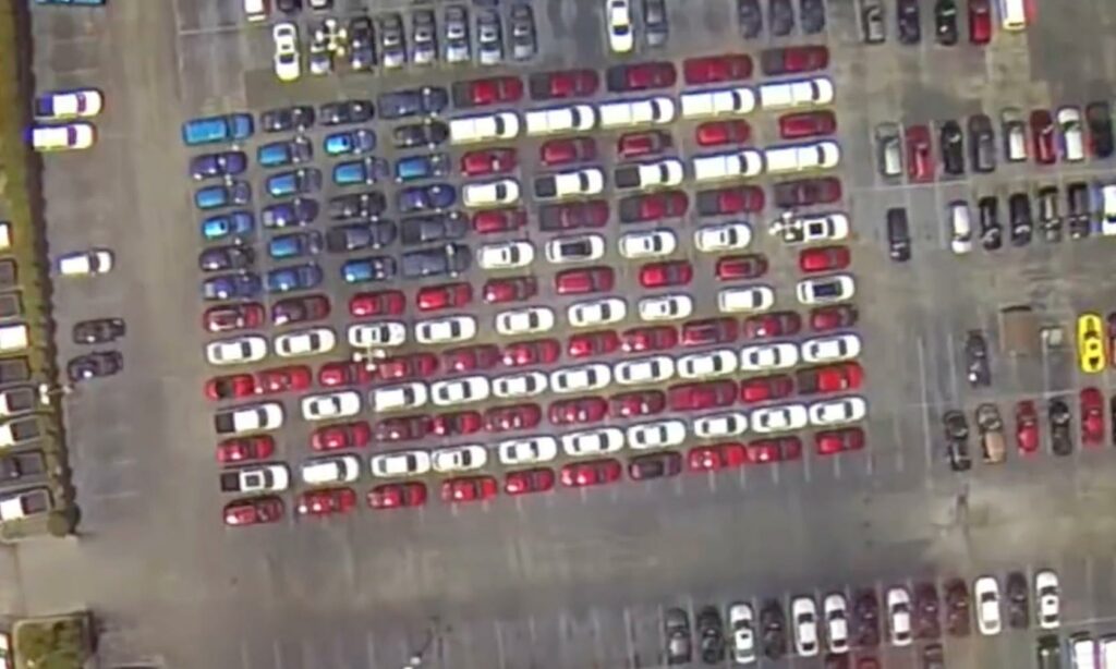 Bilhandlaren i Kentucky firar den 4 juli. FOTO: YouTube