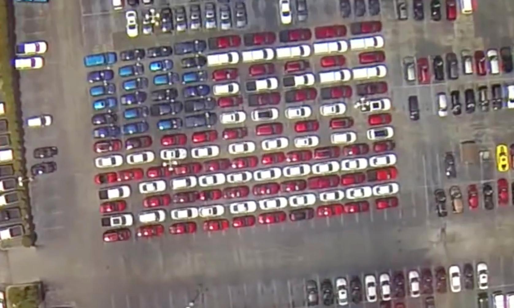 Bilhandlaren i Kentucky firar den 4 juli. FOTO: YouTube