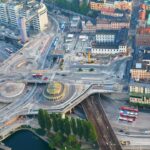 övervakningsskylt visande en översiktskarta över Stockholms stad från en hög höjd (AI text)