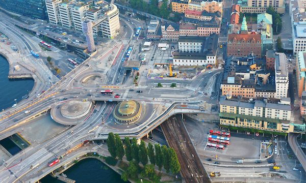 övervakningsskylt visande en översiktskarta över Stockholms stad från en hög höjd (AI text)