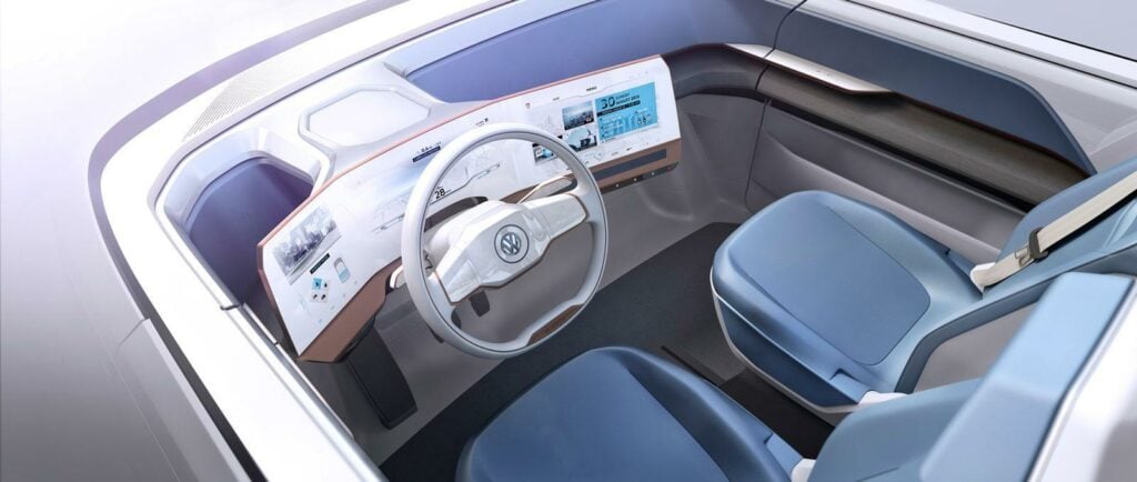 En bilinteriör med en säte och ratt. (AI text)