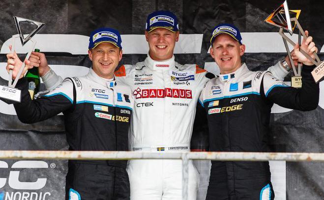 En grupp personer står på en podiet med pokaler. (AI text)