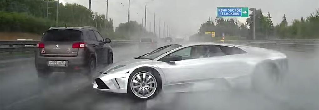 En Lamborghini GT4 (AI text)