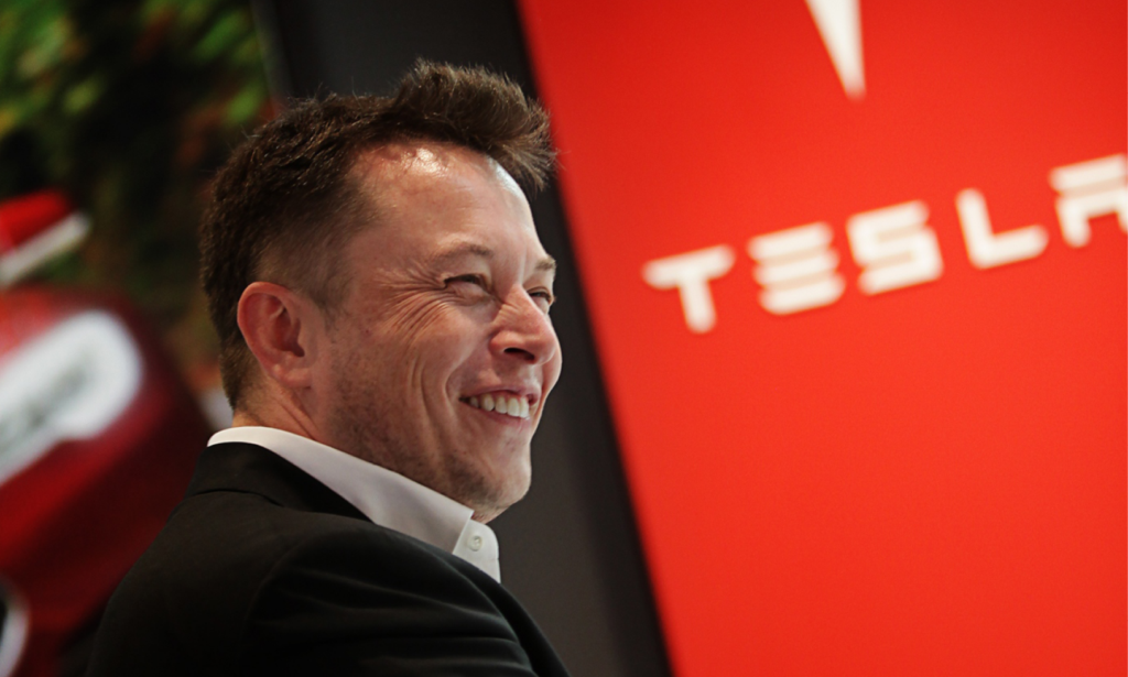 Tesla Motors' president ler åt Tesla-logotypen. (AI text)
