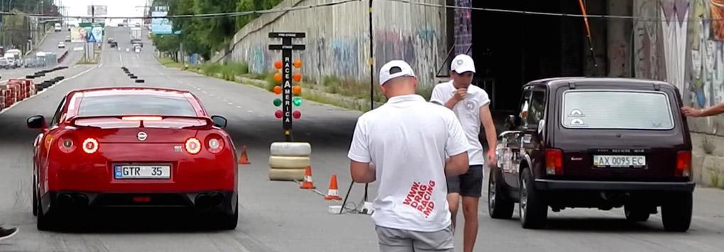 En man kör en röd bil i en tunnel. (AI text)