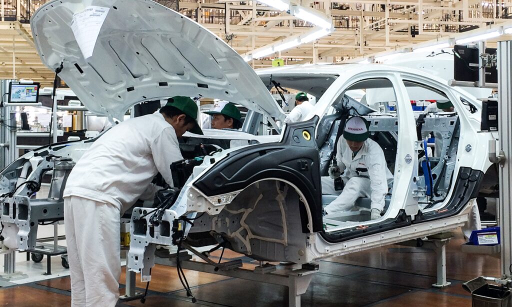 En bil sätts ihop i en fabrik. (AI text)