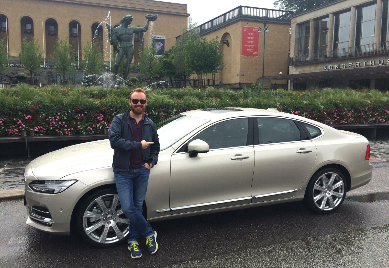 Vi kunde inte hitta en mer göteborgsk bild: Nya Volvo S90 och Poseidon.