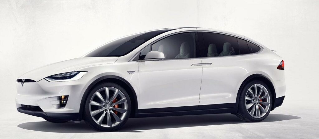 En vit Tesla Model X. (AI text)