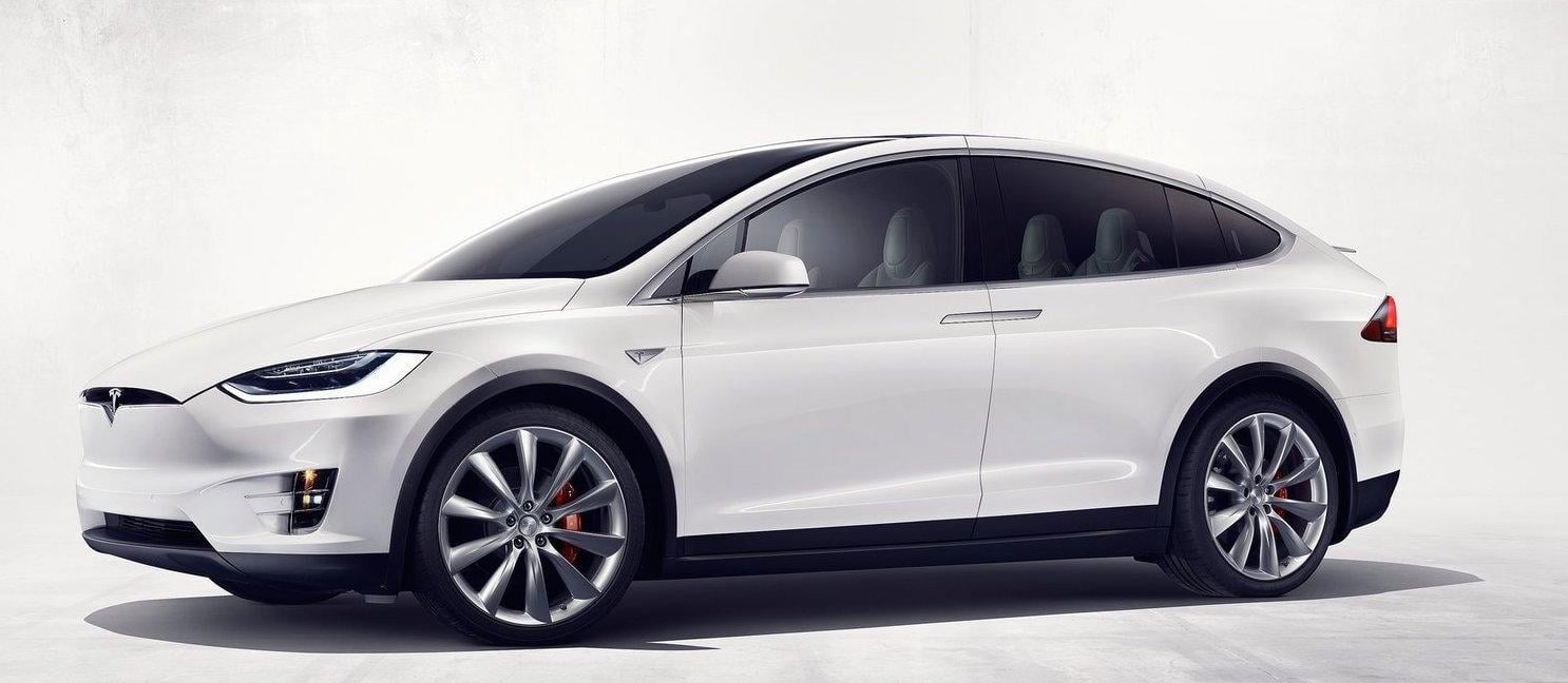 En vit Tesla Model X. (AI text)