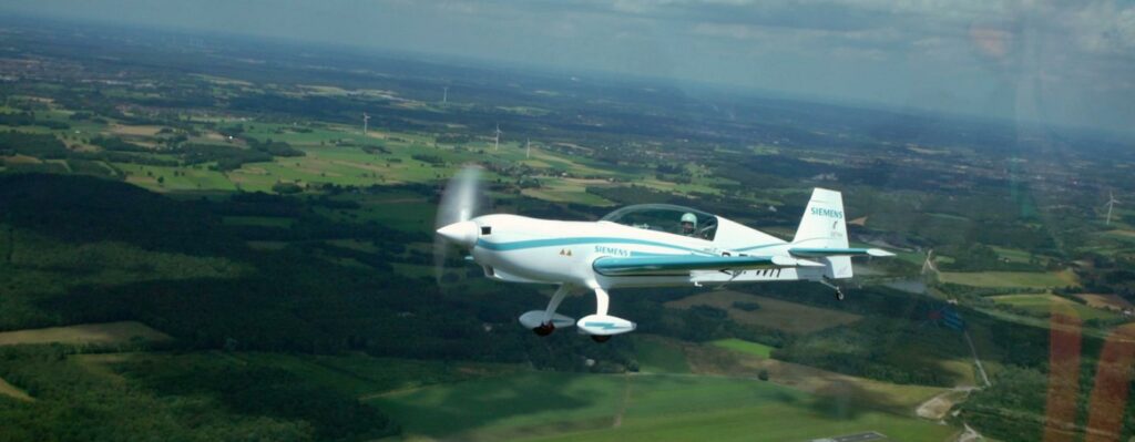 En liten flygplan flyger över en åker. (AI text)