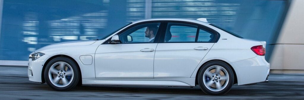 Dagens BMW 3-serie finns som laddhybrid, och den tekniken dyker förstås också upp i nästa 3-serie. Men den kommer också med enbart eldrift, enligt Auto Express.