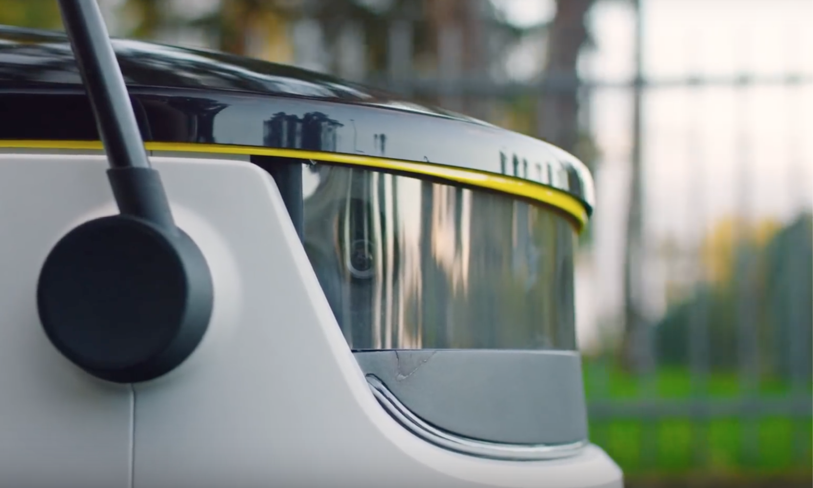 En vit bil med ett guldtätt och svart huva. (AI text)