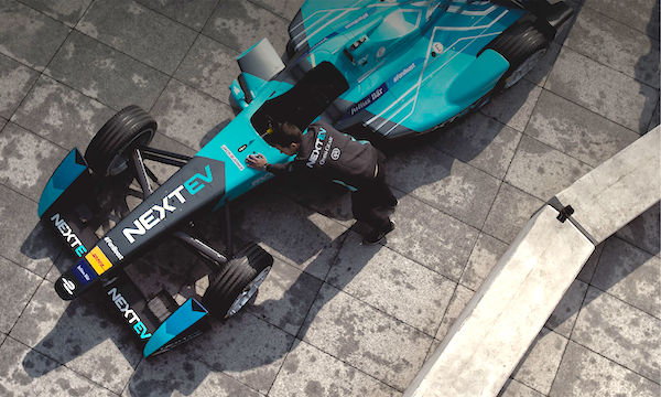 En racebil står parkerad på en bana. (AI text)