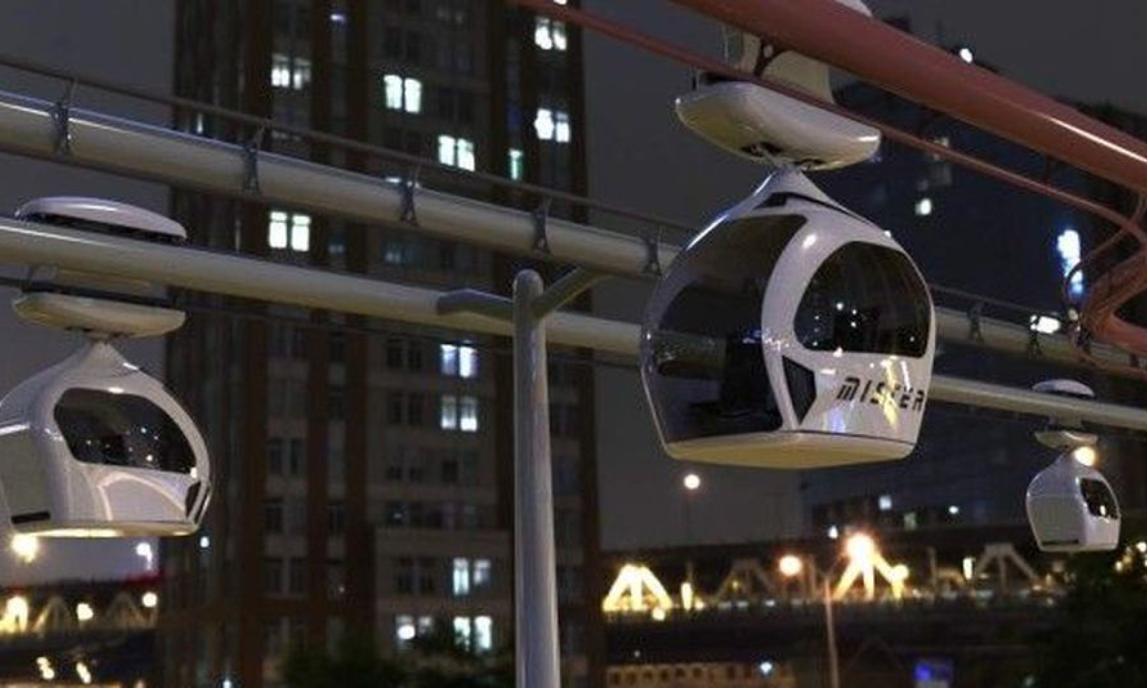 En kabelbana ses i nattens himmel. (AI text)