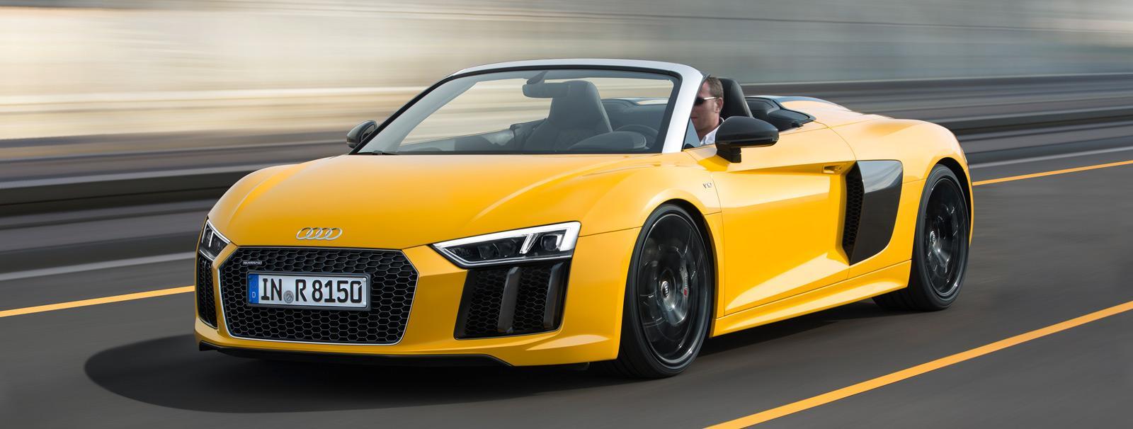 Audi R8 Spyder kör nedför vägen. (AI text)