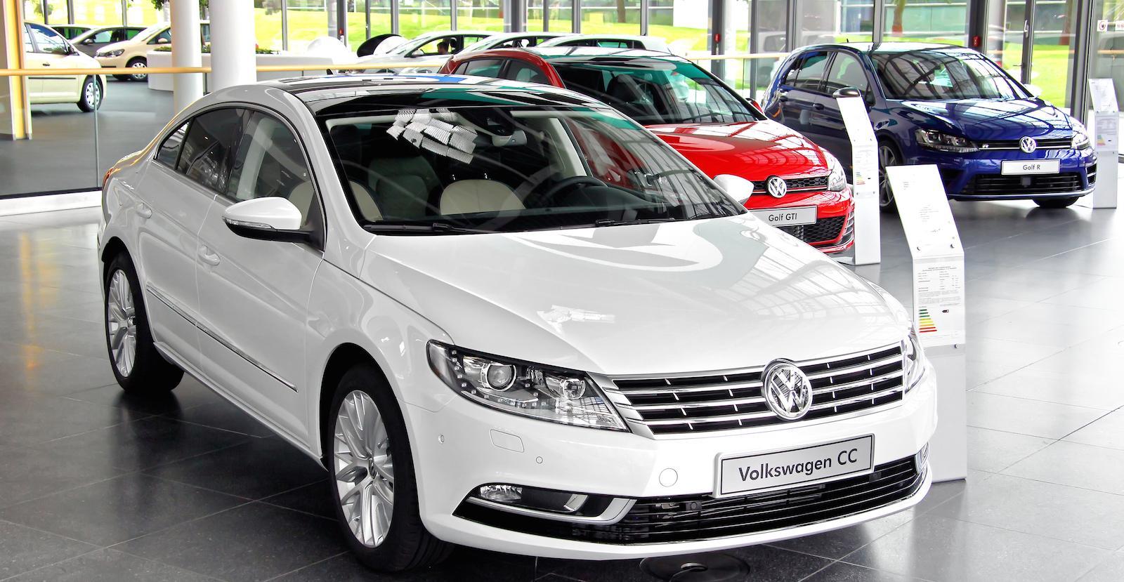 En bilhall med många bilar. (AI text)