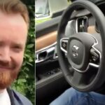 En man sitter i förarsätet i en bil. (AI text)