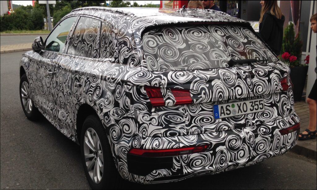 En bil med kamouflaggmönster på bakdelen. (AI text)