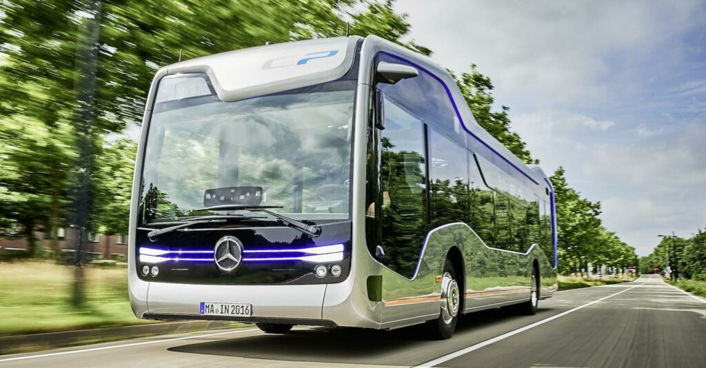 En buss kör nerför en väg. (AI text)