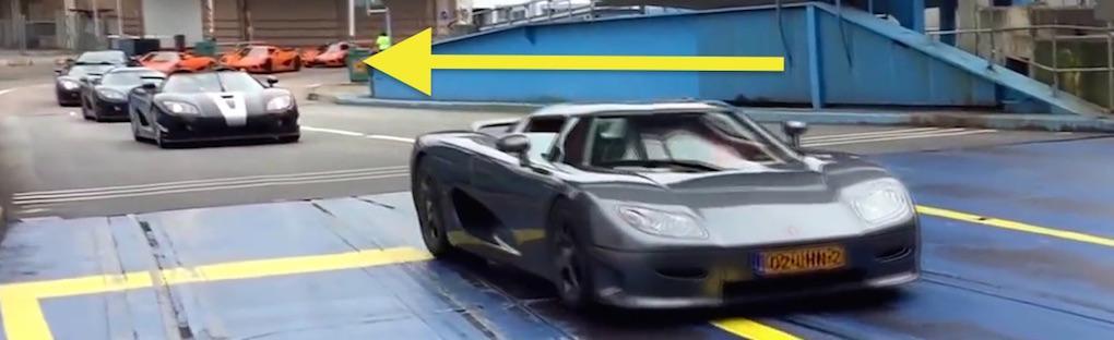 Vi får det till åtta bilar på den här bilden men totalt är det 13 stycken Koenigsegg som kör på färjan.