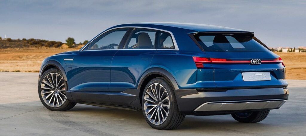 Audi Q3 e-tron-konceptbilen i parkeringsplatsen (AI text)