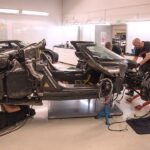 mekanikerlag arbetar på en bil (AI text)