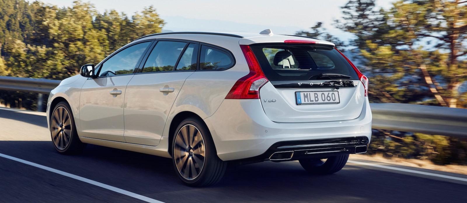 En vit Volvo V40 kör nerför en bergsväg. (AI text)