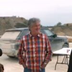 En grupp personer pratar om bilar. (AI text)