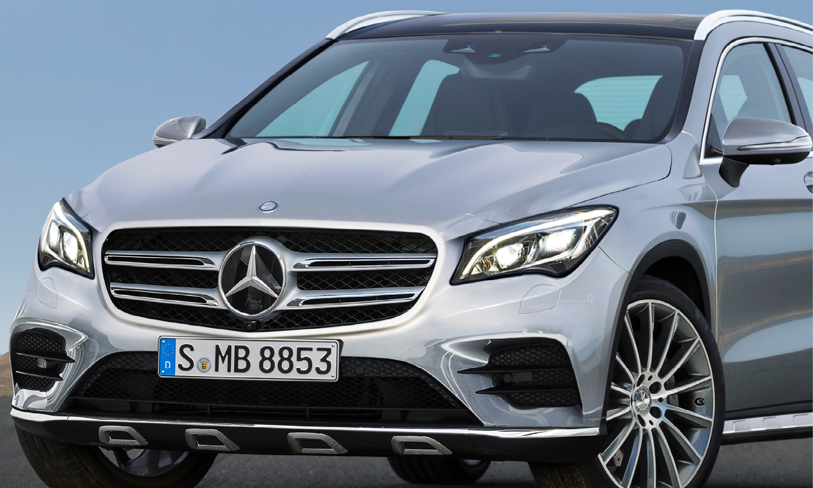 Den nya Mercedes-Benz GLA parkerad vid vägkanten. (AI text)