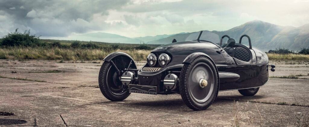 En klassisk bil parkerad i en parkeringsplats (AI text)