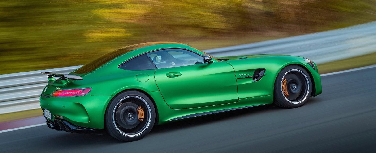 En Mercedes AMG GT kör på en racerbana. (AI text)