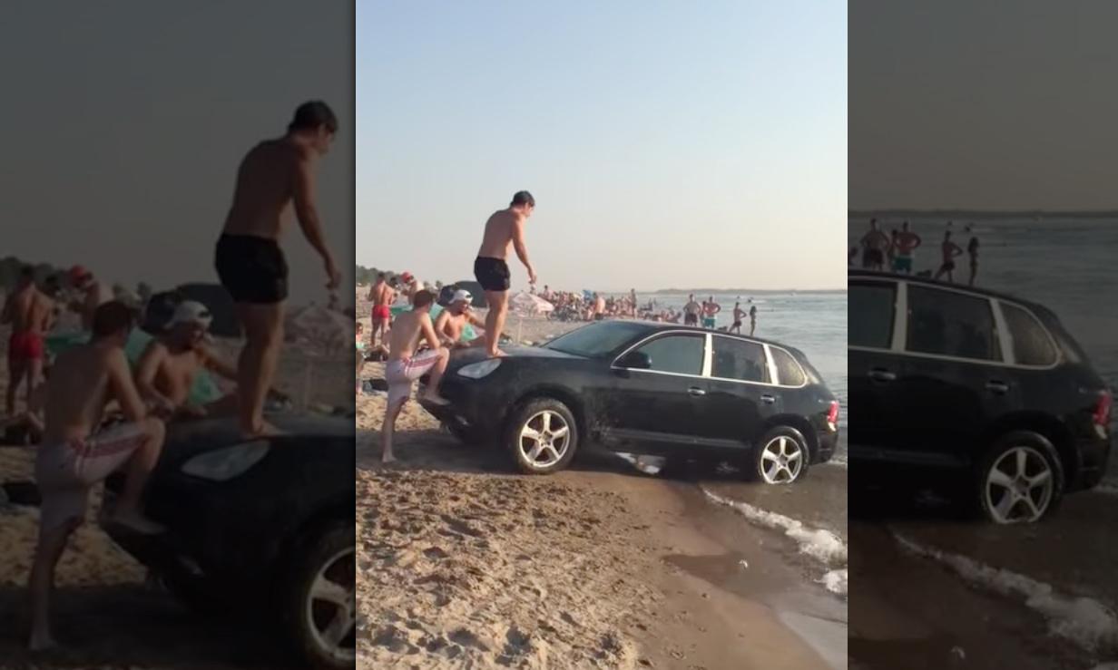 En bil parkerad på stranden (AI text)