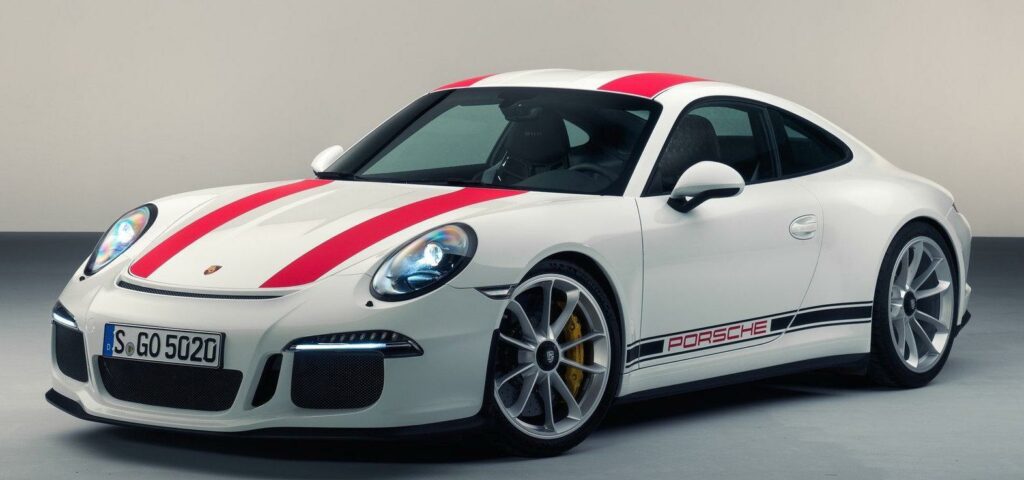 Den nya Porsche 911 GTS är en vit och röd sportbil. (AI text)