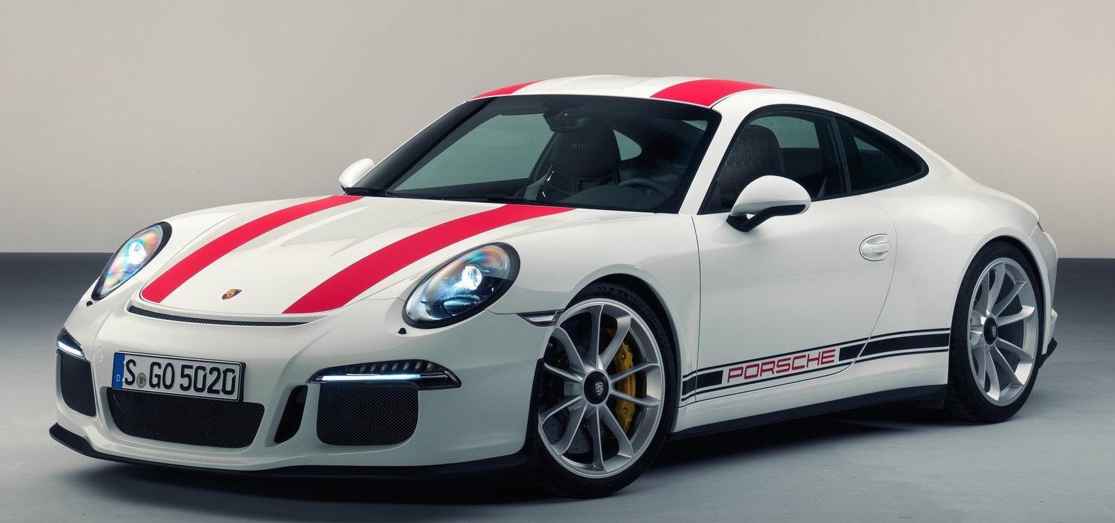 Den nya Porsche 911 GTS är en vit och röd sportbil. (AI text)