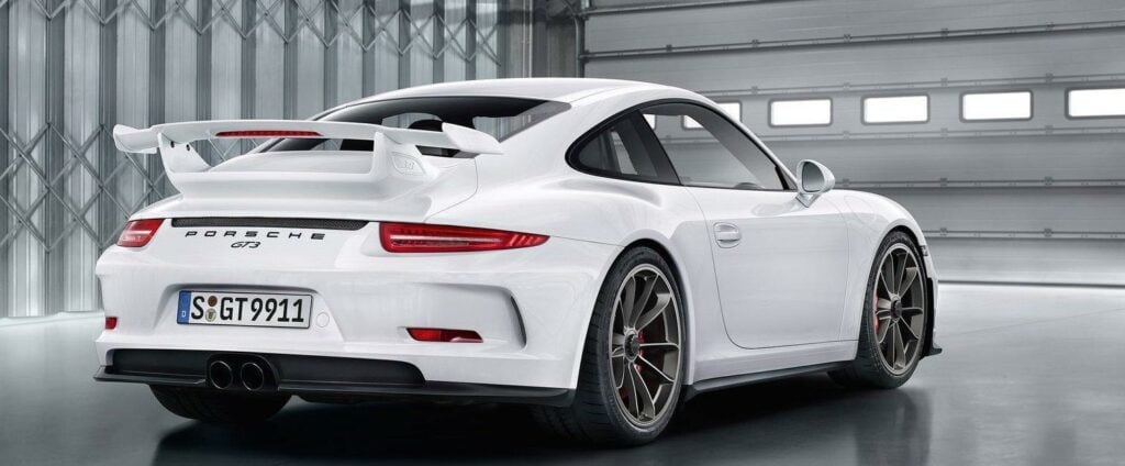 Den nya Porsche 911 GTS RS står parkerad i garaget. (AI text)