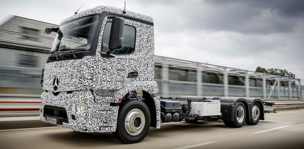 En Mercedes-Benz F 550 L lastbil kör på en högbana. (AI text)