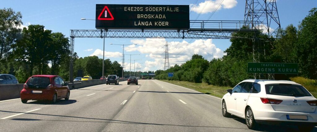 Långa köer, och ingen vet hur länge det dröjer innan E4-bron i Södertälje kan öppna igen. FOTO: Holger Ellgaard - CC BY-SA 4.0