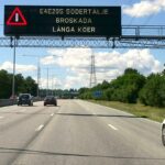 Långa köer, och ingen vet hur länge det dröjer innan E4-bron i Södertälje kan öppna igen. FOTO: Holger Ellgaard - CC BY-SA 4.0