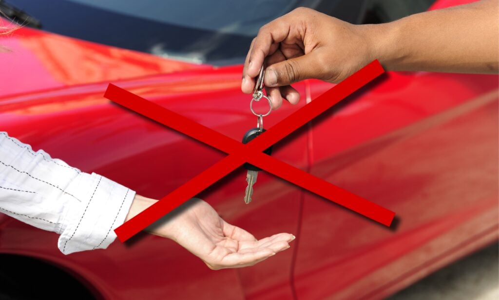 En kvinna riktar en bilnyckel mot en annan kvinna. (AI text)