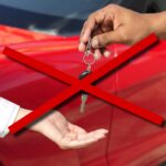 En kvinna riktar en bilnyckel mot en annan kvinna. (AI text)