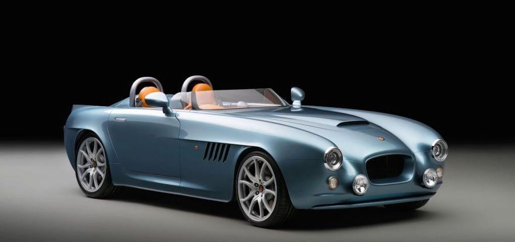 En blå sportbil mot en svart bakgrund. (AI text)