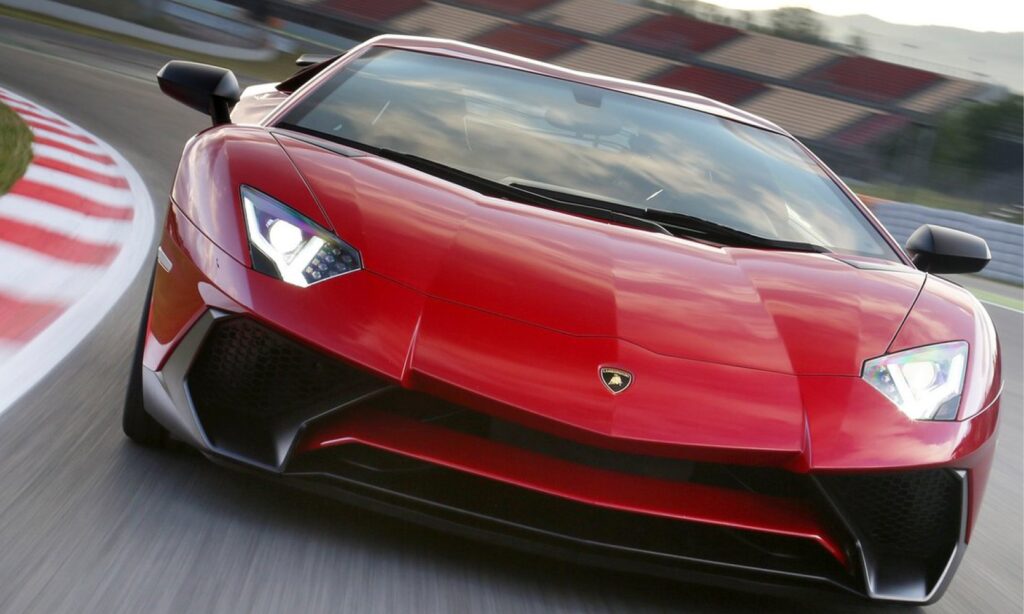 En Lamborghini Huracán kör på en racingbana. (AI text)