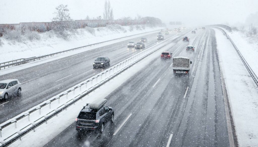 Snö på autobahn – och ingen bil i höger körfält. Så ska det inte se ut, tycker bilister och ADAC. FOTO: Ollo(iStockPhoto