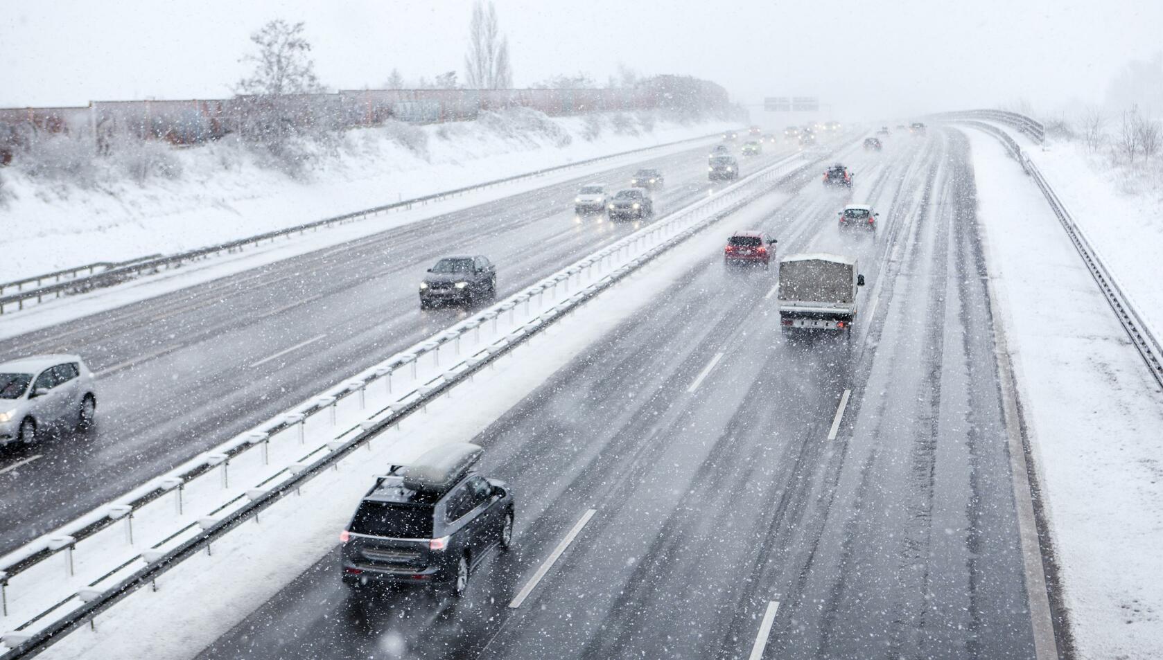 Snö på autobahn – och ingen bil i höger körfält. Så ska det inte se ut, tycker bilister och ADAC. FOTO: Ollo(iStockPhoto