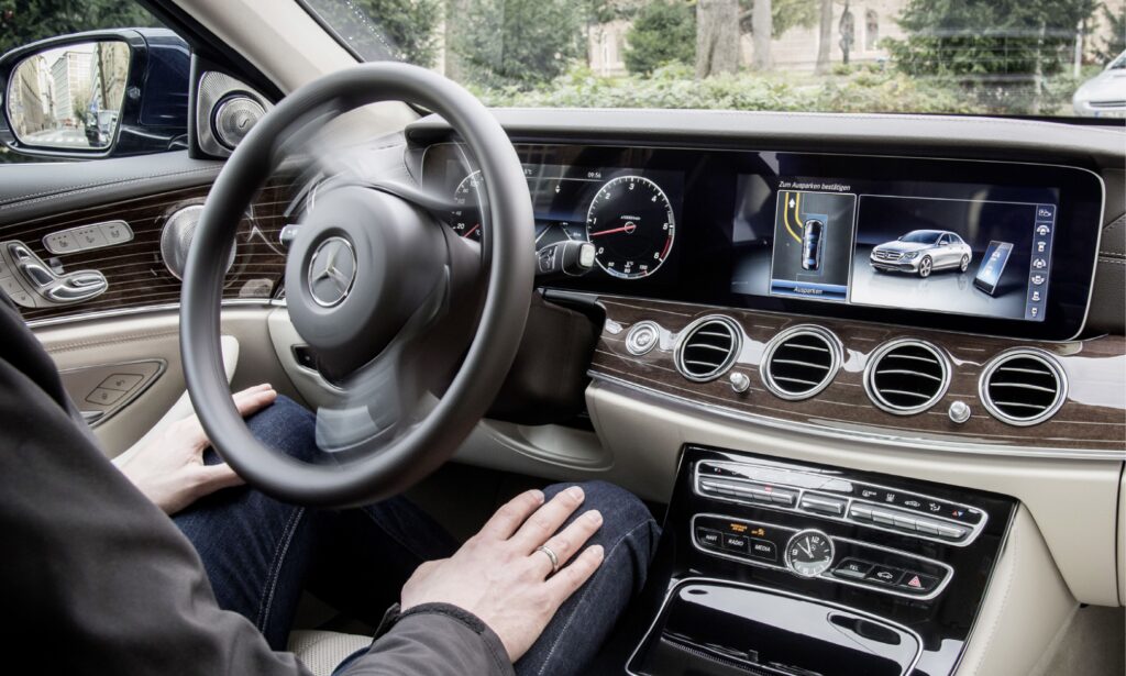 En man kör en Mercedes-Benz S-klass. (AI text)