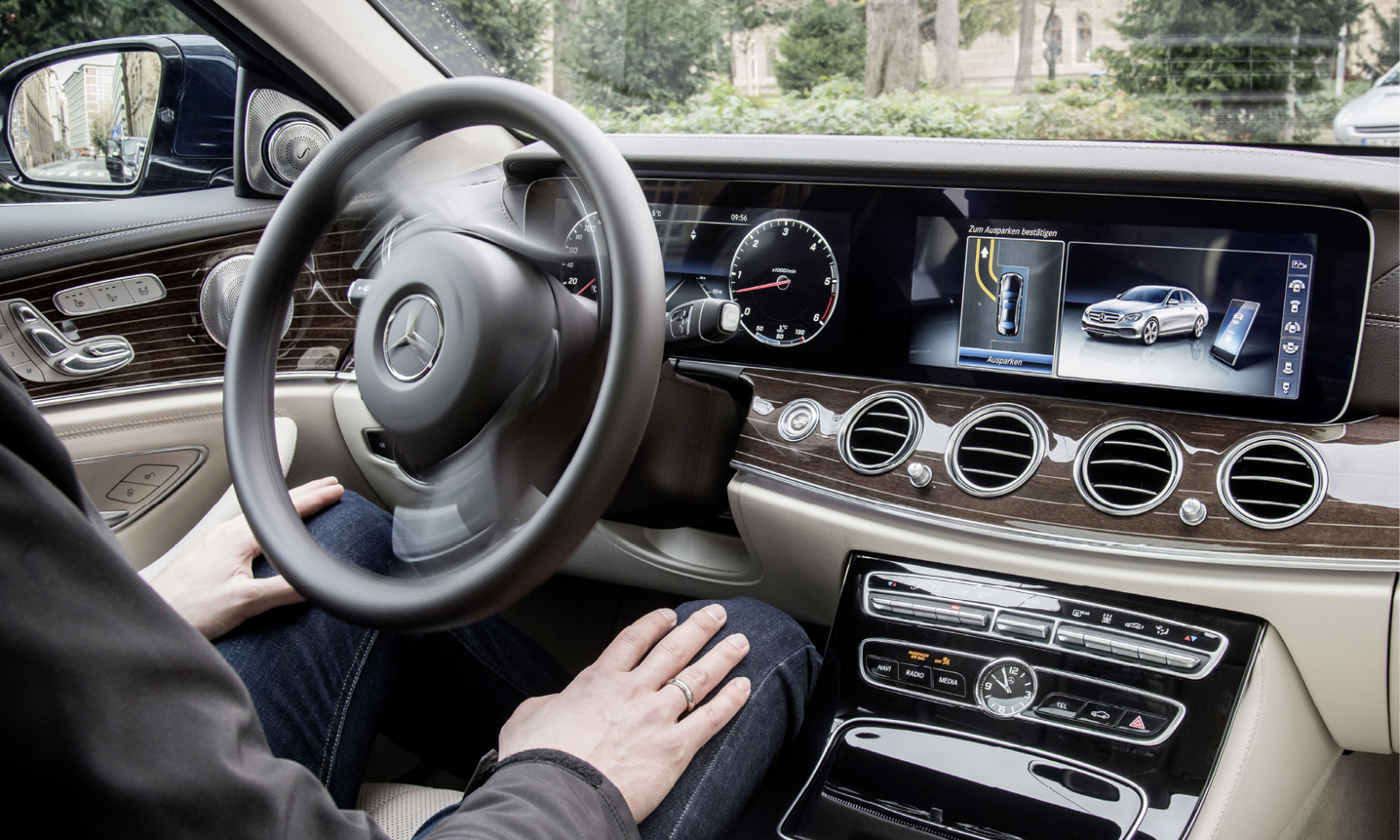 En man kör en Mercedes-Benz S-klass. (AI text)